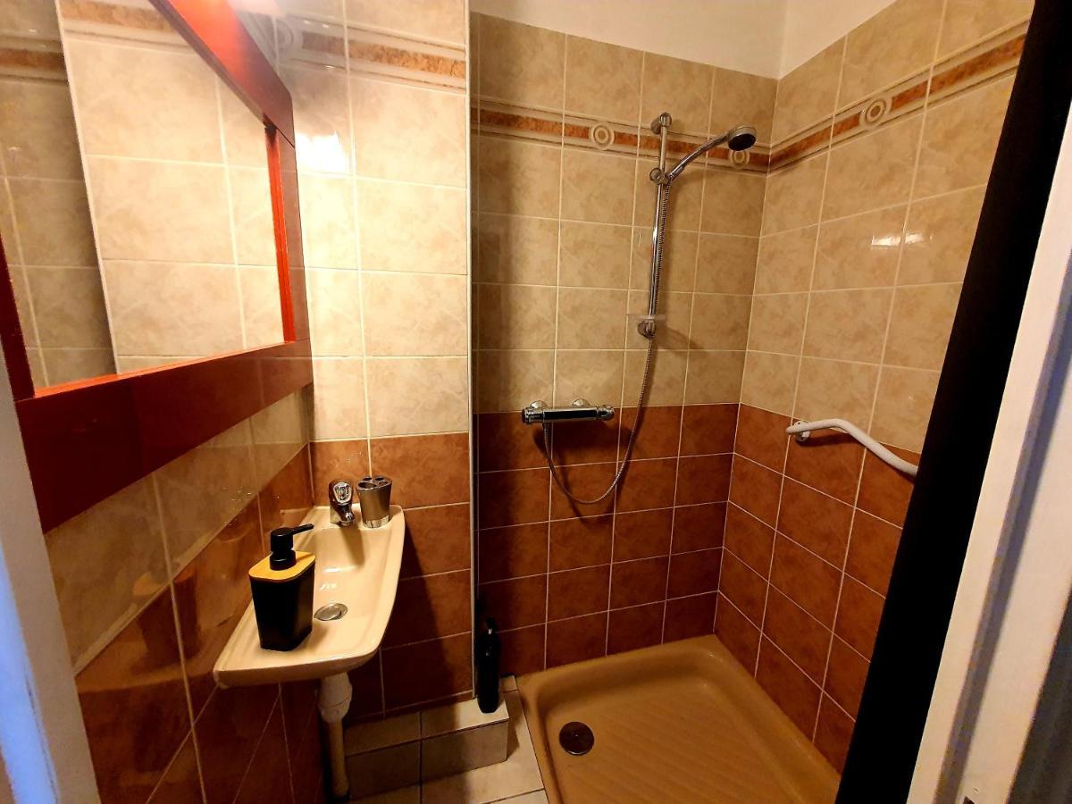 Grand T3 Avec Terrasse Centre Ville Bellac بيلاك المظهر الخارجي الصورة